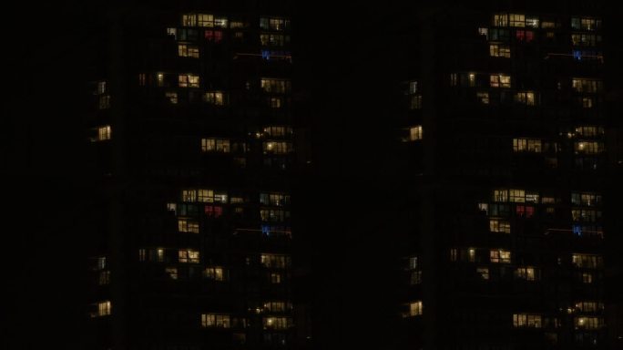 晚上在大楼的窗户上亮着灯，给人一种舒适和家的感觉
