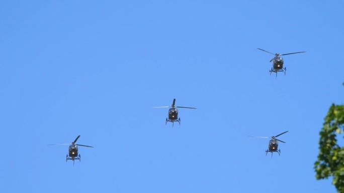 直升机在城市天空在4k慢动作60fps