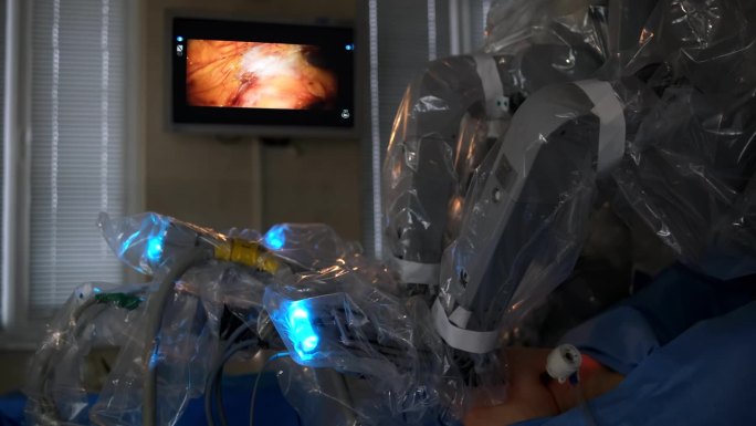 现代外科系统。医疗机器人在手术室里做手术。微创机器人手术。
