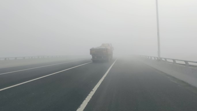 大雾天气道路