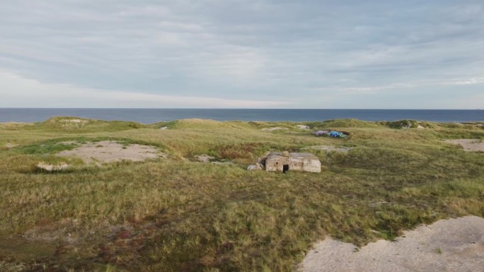 沿海电池的全貌Klitmöller，丹麦的海滩地堡-无人机轨道