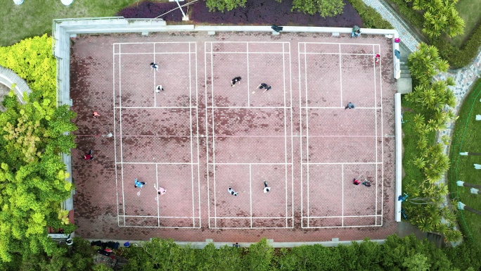 一群人在公园打羽毛球航拍