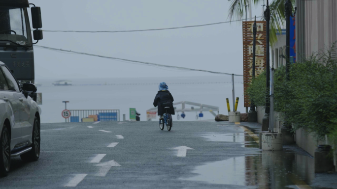 下雨天小男孩骑自行车