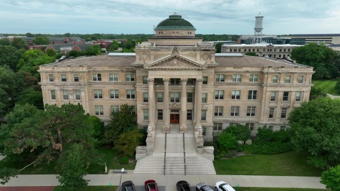 爱荷华州立大学。夏季Beardshear大厅的空中上升镜头揭示了IA州立校园。