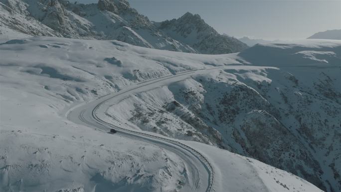 汽车在雪山道路上行驶航拍
