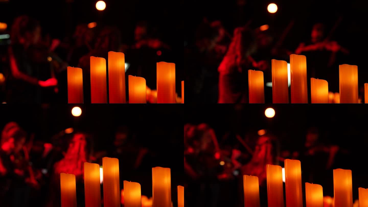 在交响乐团演出的黑暗舞台上，点燃了许多蜡烛，营造出黑暗而浪漫的气氛