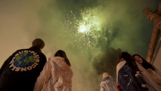 春节 看烟花的人 年味 聚会 篝火 晚会