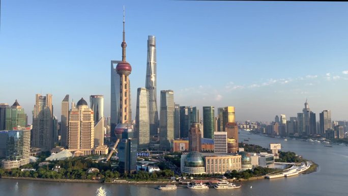 从左到右穿过令人惊叹的现代上海城市景观和天际线，经过陆家嘴，东方明珠塔和上海塔，货船穿过黄浦江