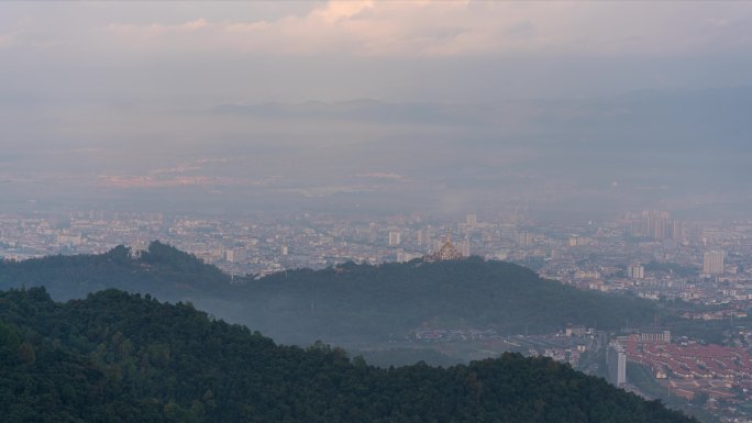 芒市早晨阳光撒过城市