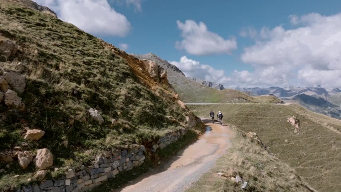 航拍无人机视图骑自行车爬高山口