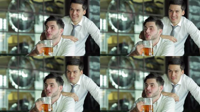 两个成功的商人朋友一起喝啤酒，欢呼雀跃
