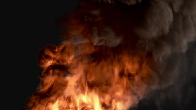 燃烧的汽油爆炸覆盖着强烈的火焰滚滚的烟雾黑色背景视觉特效合成动画运动图形特效动作序列灾难场景戏剧性的