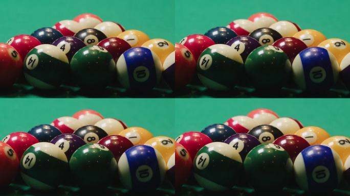 绿色台球桌上的彩色球上有数字特写，准备开始比赛。美式台球、台球、斯诺克。台球团体运动