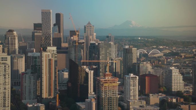 西雅图华盛顿城市景观天际线摩天大楼和雷尼尔山在日落背景