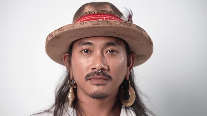 印第安人的脸部肖像。拉丁裔人。羽毛的帽子。亚洲人。