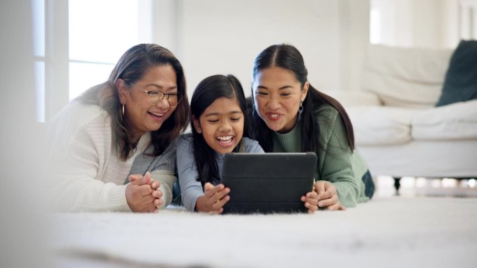 孩子，妈妈和奶奶在家里用平板电脑玩电子游戏，看电影和电子学习应用程序。一代幸福的家庭，女孩和数字技术
