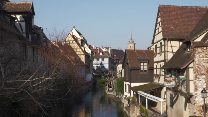 法国科尔马，传统的中世纪小镇，河流在建筑之间流淌。