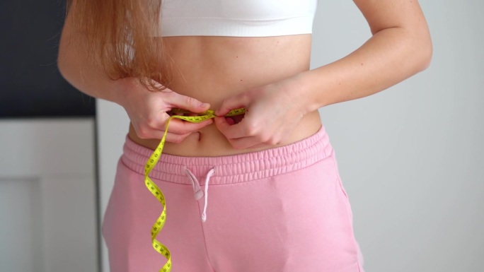 女性健康，女性减肥后测量她的细腰