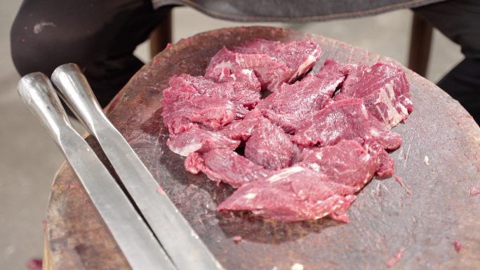 4K视频 肉食加工：牛肉捶打技艺展示