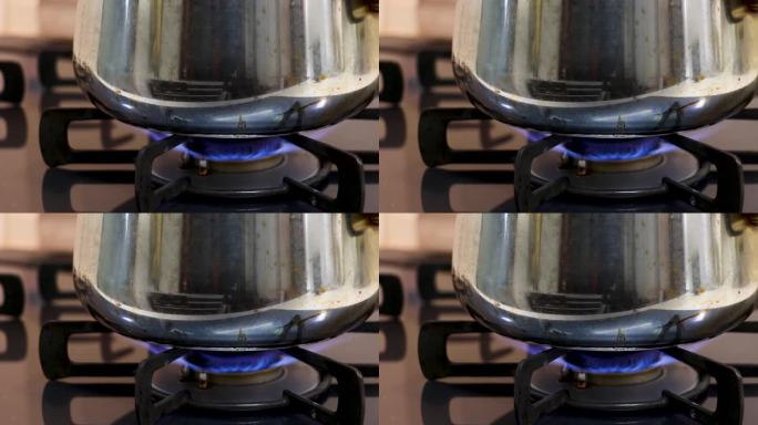 煤气炉加热金属锅底的蓝色火焰