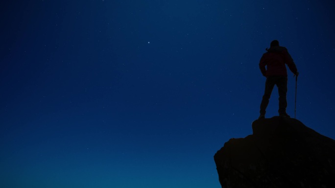 望星空高山登山人物背影