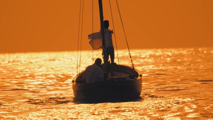 SLO MO海岸奥德赛:一对夫妇在日落时分在船上滑行的浪漫之旅