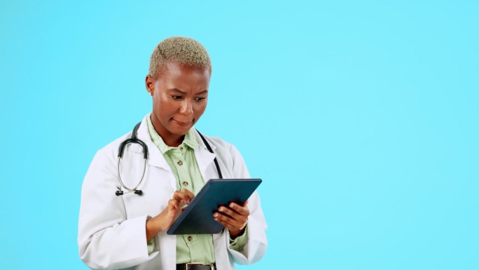 黑人女性、医生和平板电脑在医疗保健研究、浏览或在线搜索的蓝色工作室背景。非洲女性医疗专业人员在医疗保