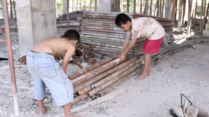 贫困儿童被迫做建筑工作，童工，虐待儿童权利，人口贩卖受害者，世界无童工日。