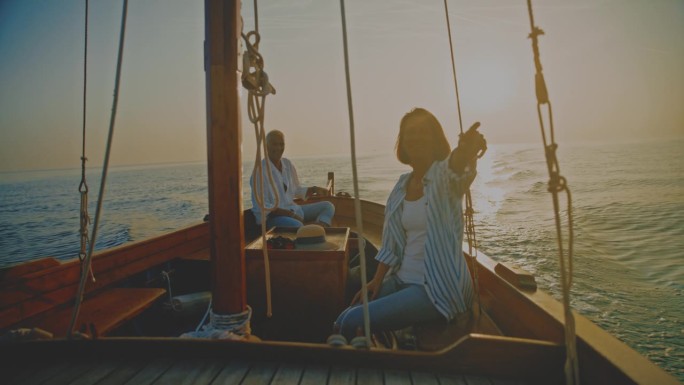没有女人指着远处:夕阳和丈夫在木船上航行