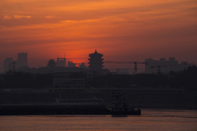 武汉黄鹤楼日出延时江面穿来船往