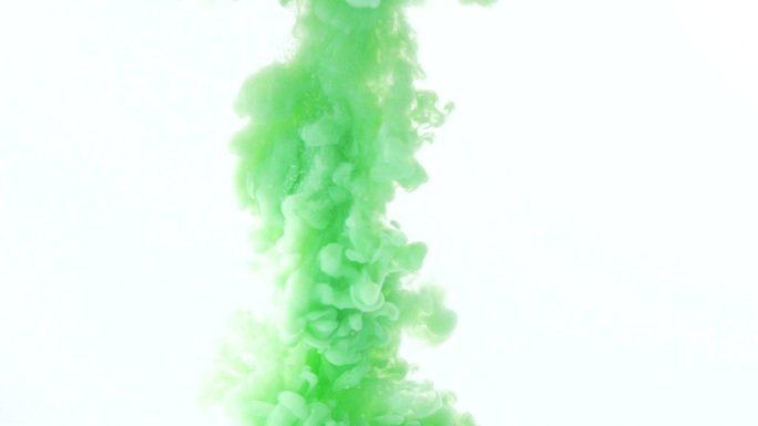 绿色的颜料滴在水中缓慢地扩散
