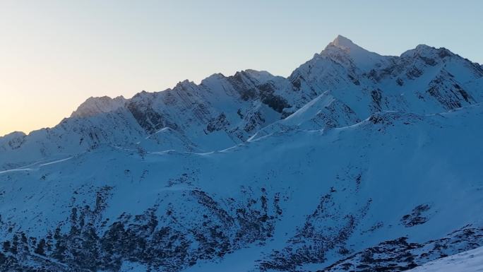 冬季清晨雪山