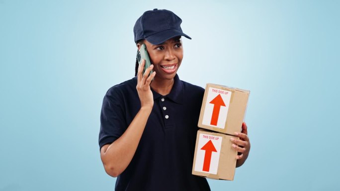 送货，压力和电话的女人在工作室与蓝色背景的盒子，订单或货物危机。配送、失败或女快递员与智能手机冲突导