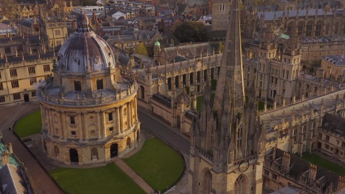 牛津大学从空中俯瞰基督教堂、科珀斯克里斯蒂和周围的学院