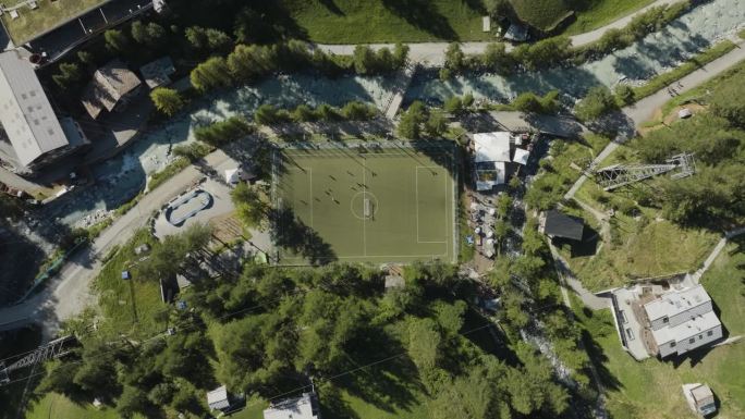 从空中俯瞰瑞士瓦莱州阿尔卑斯山采尔马特的足球场。