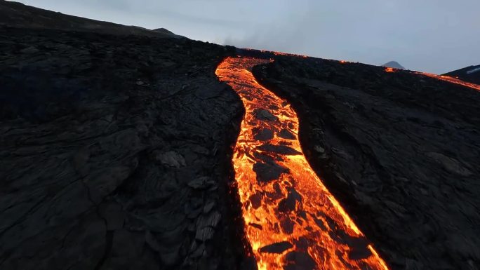 在多云的冰岛，FPV无人机沿着熔岩河飞向火山箱