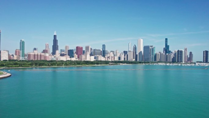从密歇根湖上空无人机俯瞰芝加哥