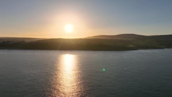 鸟瞰阳光在大海上的安特里姆格兰斯沿着爱尔兰海