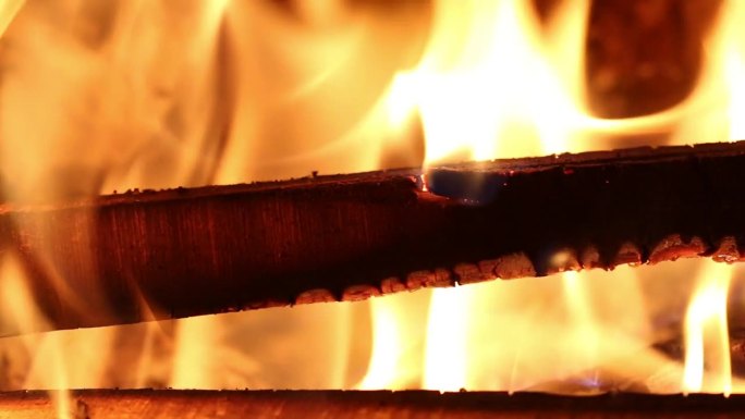木柴炉的引火燃烧。英国