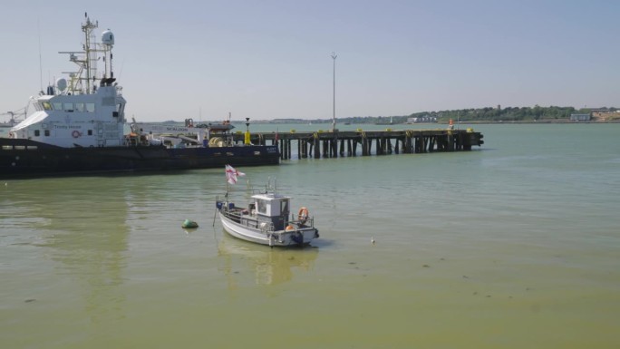 英国埃塞克斯郡哈威奇海岸外的浮标船和渔船。锅吧