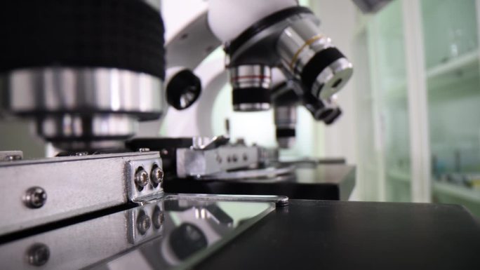 实验室显微镜镜头。实验室中的现代显微镜