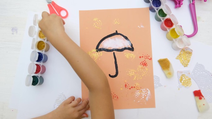 秋天的贺卡。儿童画伞和抽象的秋天公园用海绵和画笔，为孩子们的工艺品。