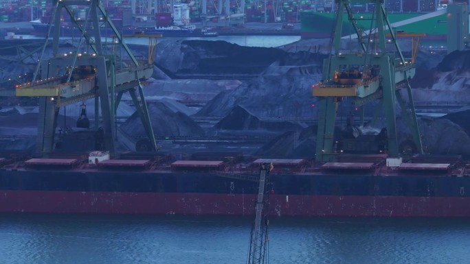 装入集装箱的煤，鹿特丹港，EMO干散货码头。