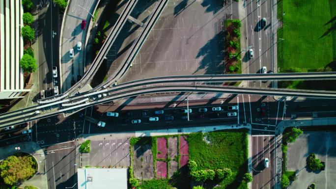 杰克逊维尔高架公路是一条2.5英里长的高架单轨铁路系统，贯穿佛罗里达州杰克逊维尔市中心。自顶向下天线