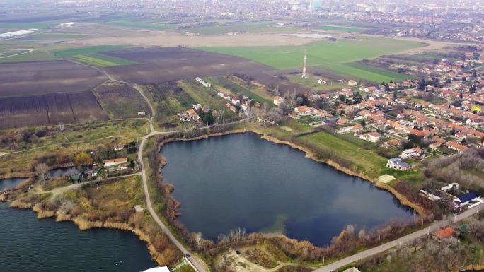 Zrenjanin镇边缘一个小湖的鸟瞰图，旁边是一个大湖