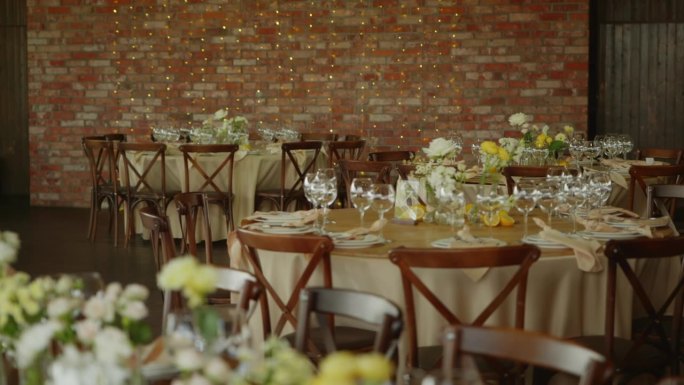 婚礼宴会厅装饰着鲜花和发光的灯