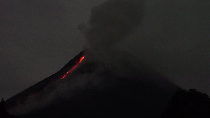 晚上默拉皮火山喷发时，从山火雪崩中滚滚而出的热云