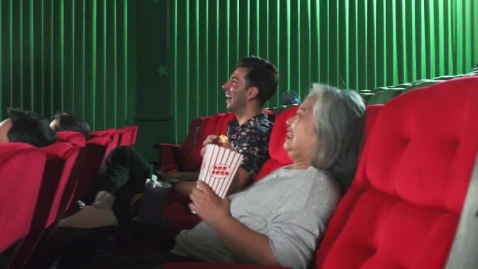 各种各样的人都喜欢在电影院看有趣的电影。