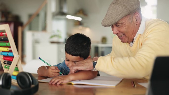 家庭作业，数学和爷爷帮助孩子学习，用算盘学习和教学和写作。教育，学校和祖父母与男孩在家里发展，成长和