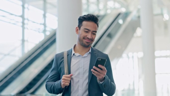 电话，微笑和商务人员在机场大厅为社交媒体，搜索应用程序或电子邮件。快乐，智能手机和亚洲专业人士带包或